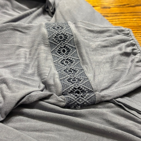 LOFT OUTLET SIZE X-LARGE LAVENDER LONG SLEEVE TOP W/CROCHET LACE ON SLEEVES - Picture 5 of 6